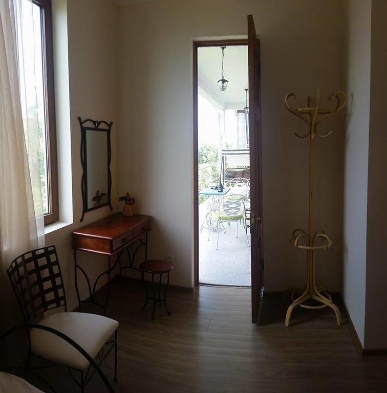 Omsi House Hotel Telavi Exterior photo